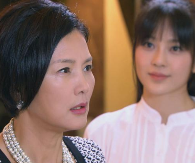 Ánh mắt chị Mai đỏ hoe, bàn tay run rẩy đóng vội chiếc hộp khiến tôi nghi ngờ. (Ảnh minh họa)