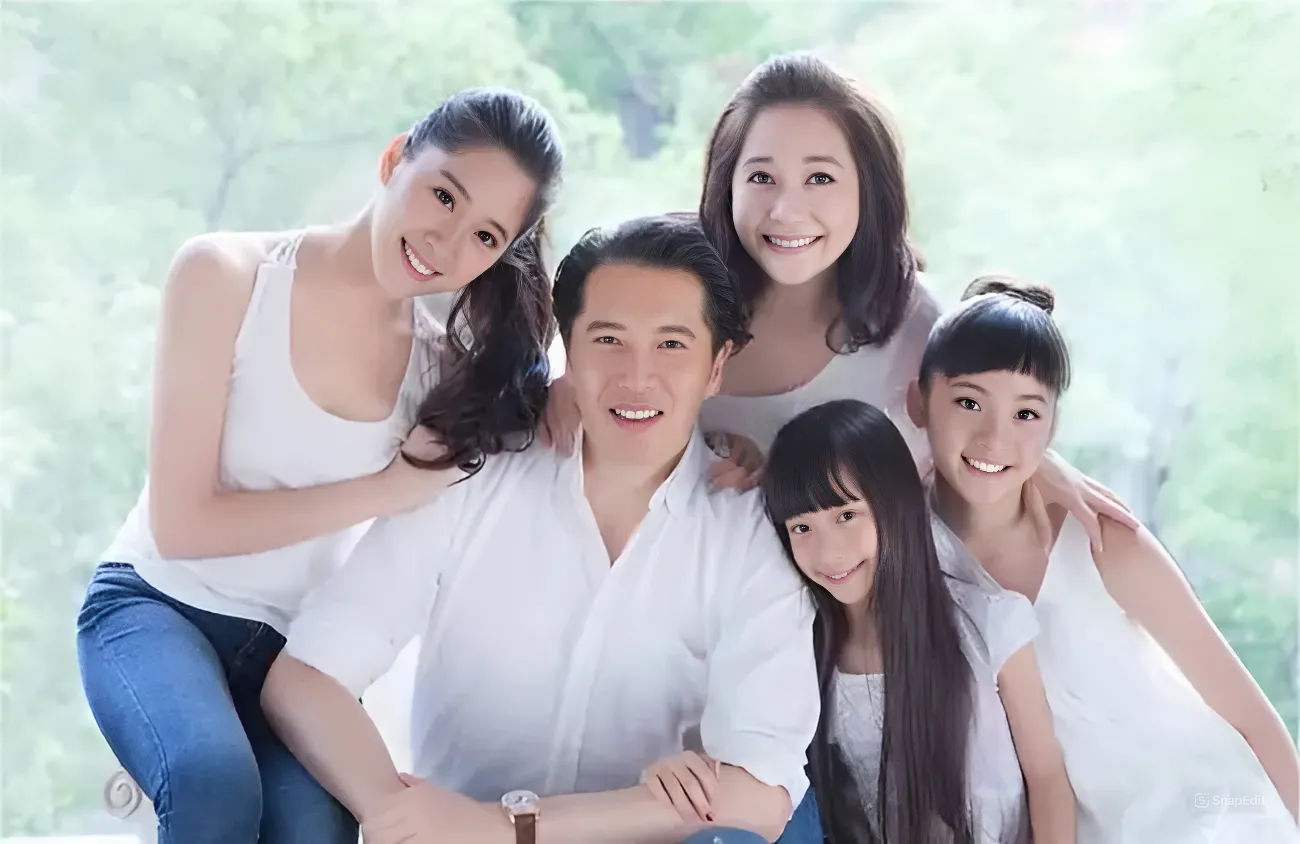Vợ chồng Âu Dương Long và Phó Quyên cùng 3 cô con gái.