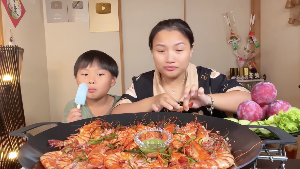 Chảo tôm nổ muối hột.