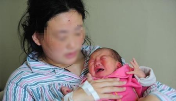 Tiểu Mộng qua đời vì kiệt sức sau sinh.