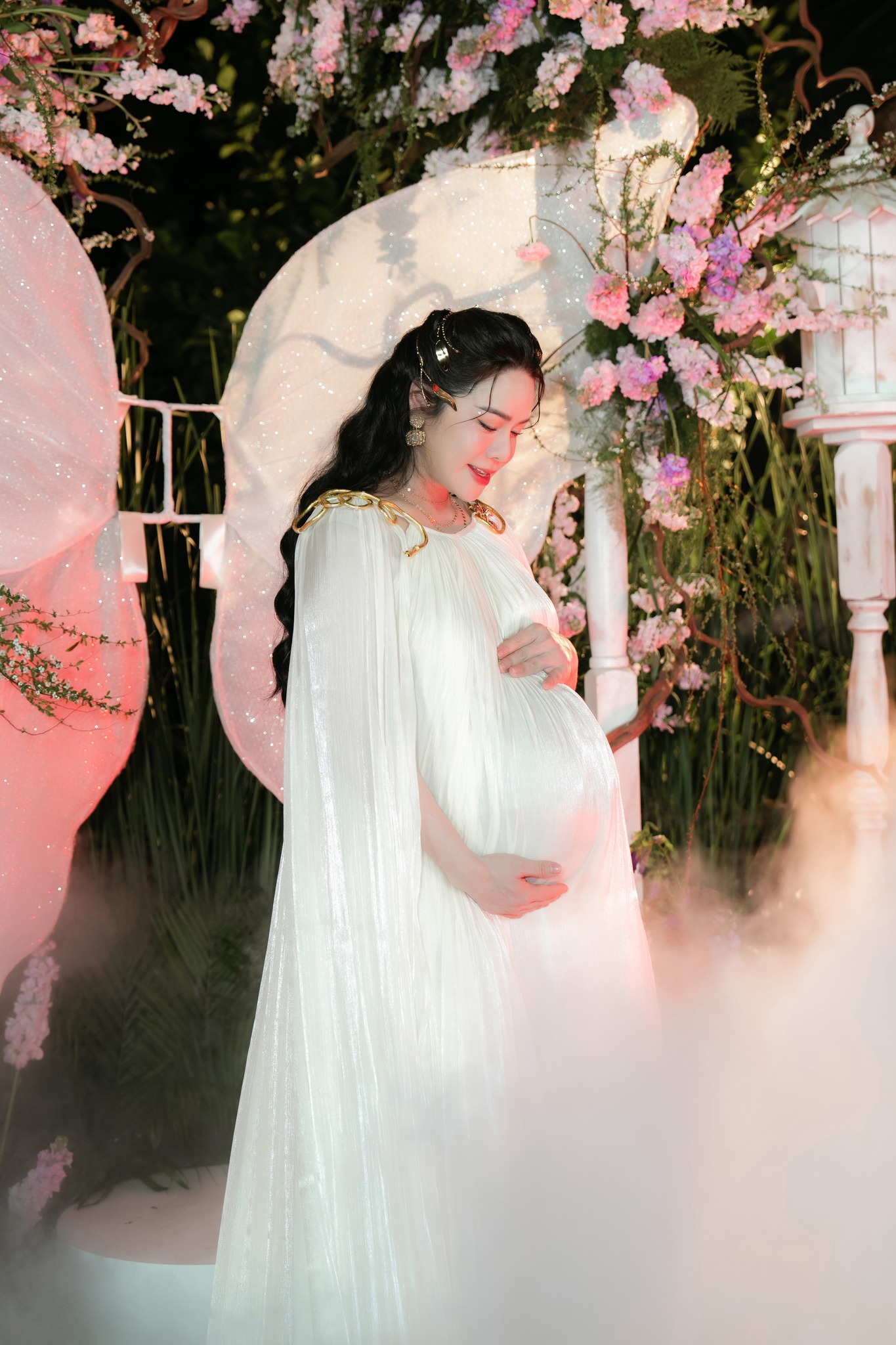 Nhan sắc rạng rỡ của nữ diễn viên tháng cuối thai kỳ.