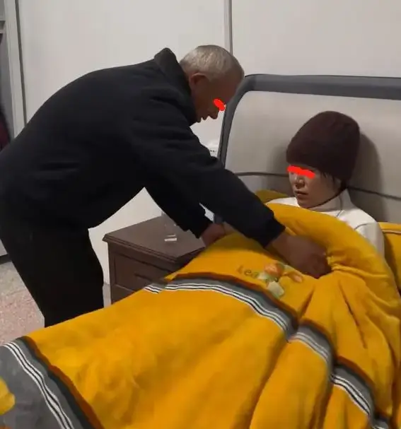 Người bố chồng không nề hà bất cứ công việc gì khi chăm con dâu ở cữ.