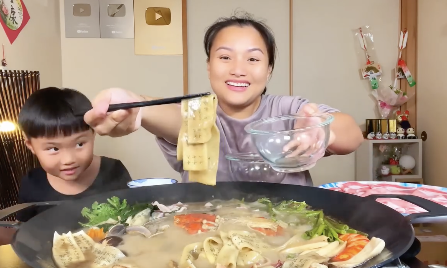 Trong một video mới nhất, Quỳnh Trần JP giới thiệu món “Mì kinh Phật” – một món ăn không chỉ lạ về hình thức mà còn đặc biệt về nguyên liệu.