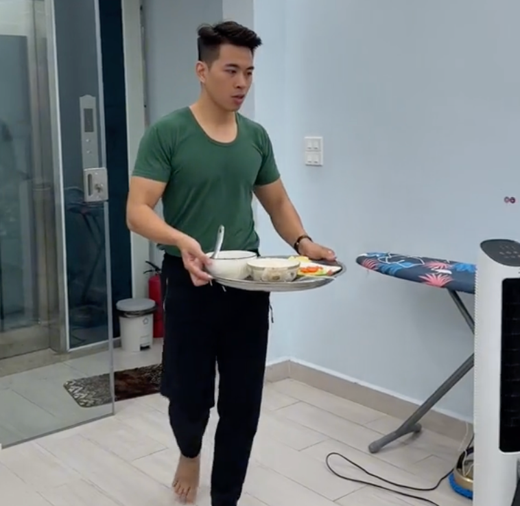 Bữa cơm bà đẻ được anh chu đáo bưng vào tận phòng cho vợ thưởng thức.