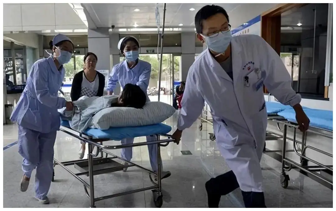 Diệp Mộng Ngữ bất ngờ nhập viện vì đau bụng.