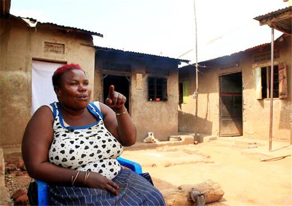 Mariam cố gắng nuôi con khi chồng bỏ đi.