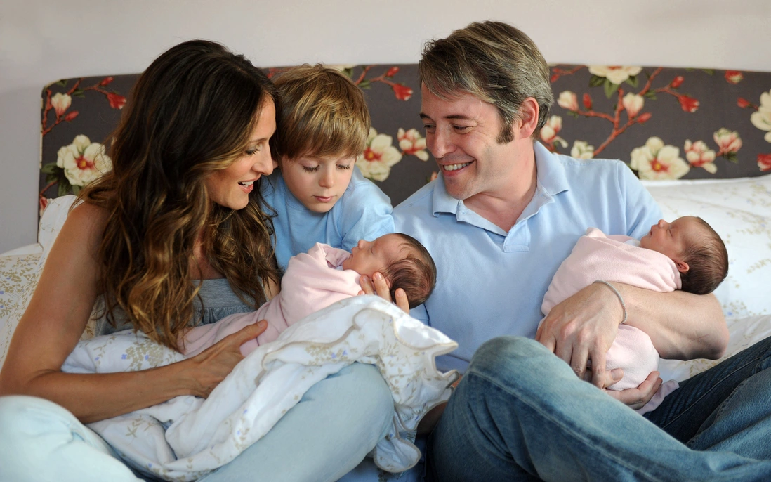 2 vợ chồng Sarah Jessica Parker cùng con trai bên 2 thiên thần nhỏ mới chào đời.