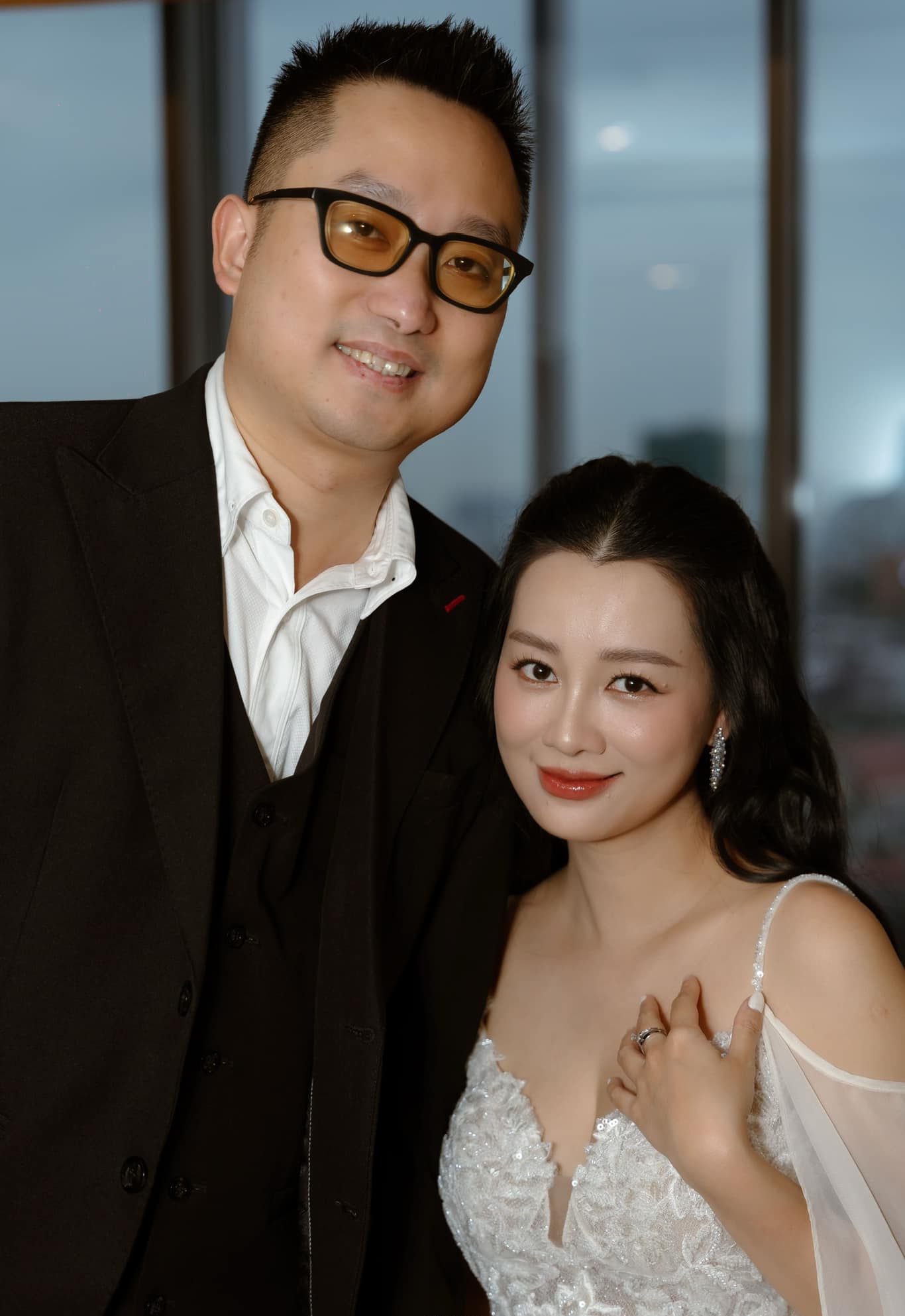 MC Quỳnh Chi cùng chồng.