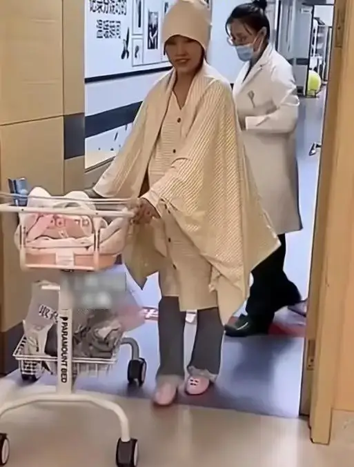 Khuôn mặt đầy kiêu hãnh và hạnh phúc.