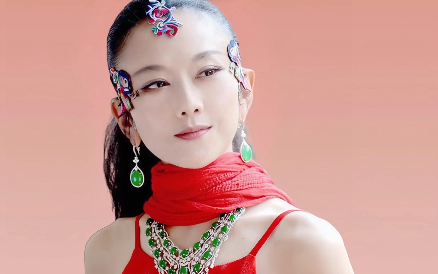 Dương Lệ Bình cắt bỏ hai xương sườn để giữ thân hình mảnh mai khi còn trẻ.