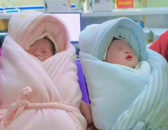 Hai bé sinh đôi giờ đây đã mồ côi mẹ.