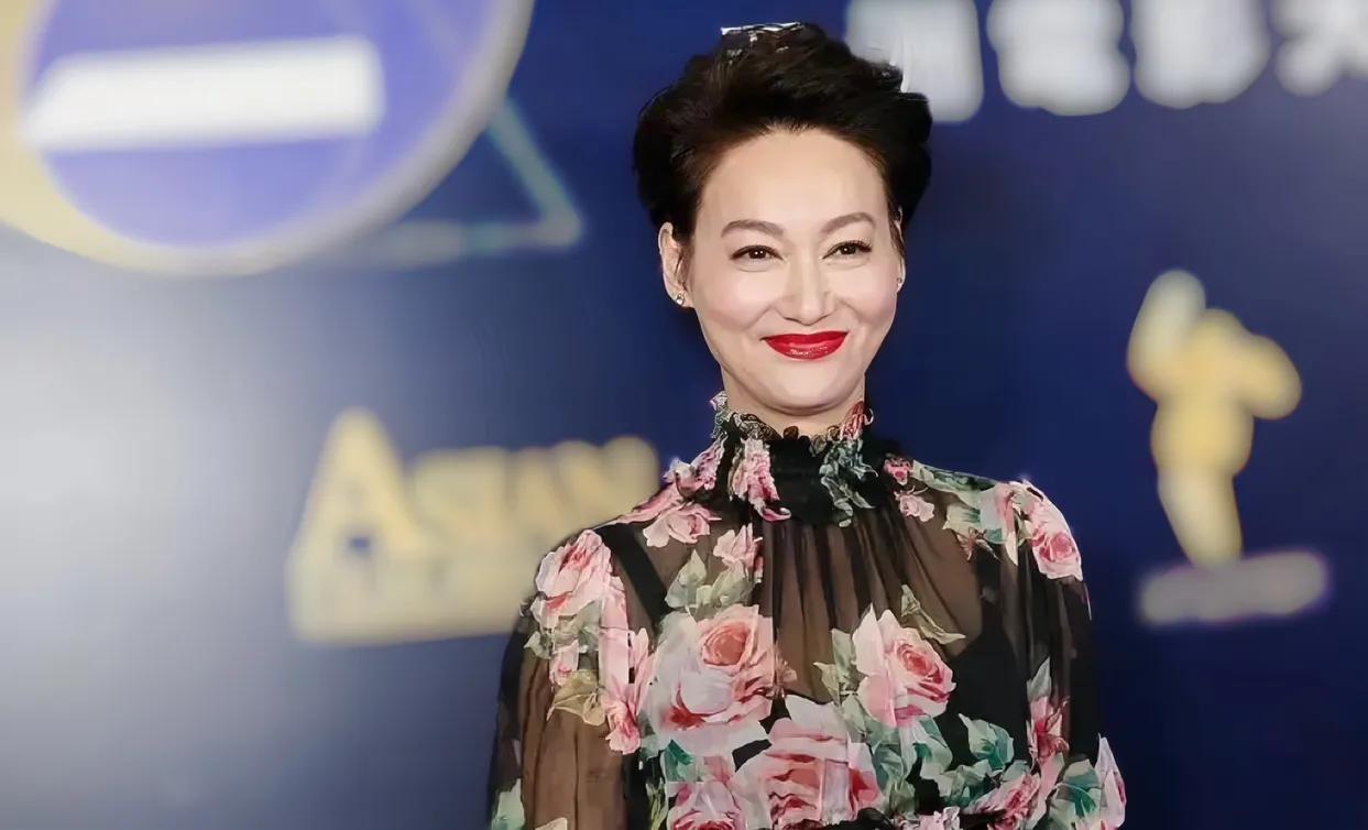 Hiện tại, bà dành trọn thời gian cho nghệ thuật.