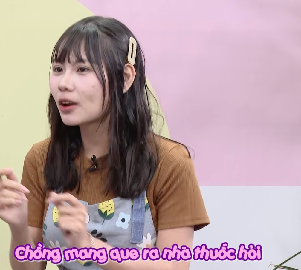 Chị Tuyết Minh vẫn chưa tin mình đã có bầu dù que thử thai 2 vạch.