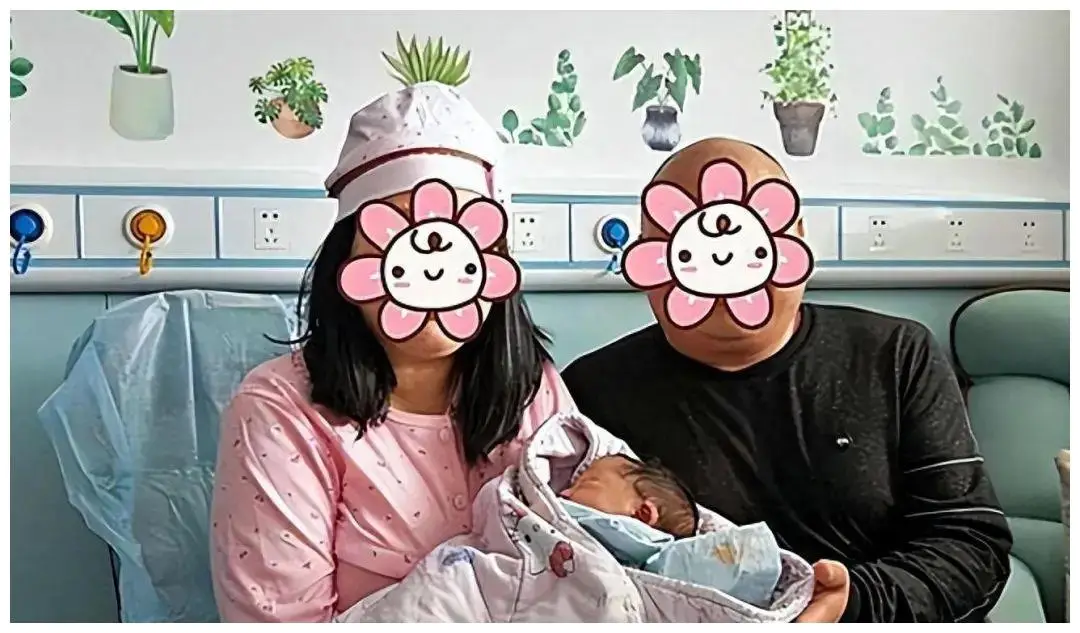 2 vợ chồng vỡ oà trong hạnh phúc muộn màng.