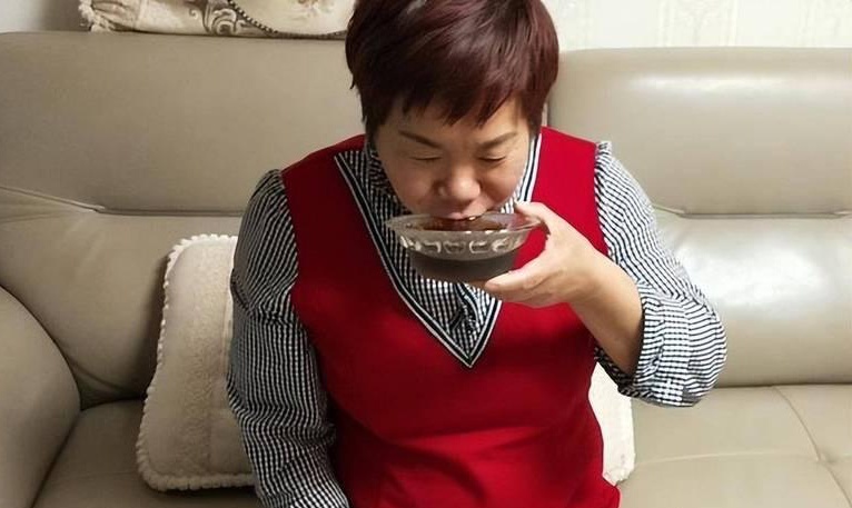 Chồng bà Yến Linh toàn tâm toàn ý chăm sóc vợ trong thai kỳ.