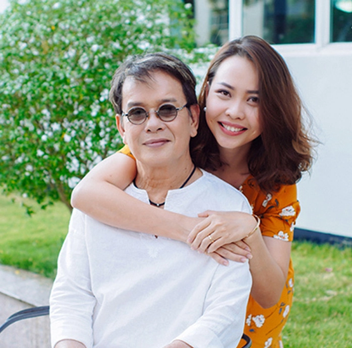 Nhạc sĩ Đức Huy bên vợ trẻ.