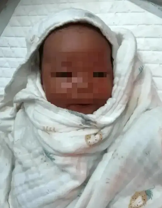 Cậu con trai sinh ra có làn da đen.