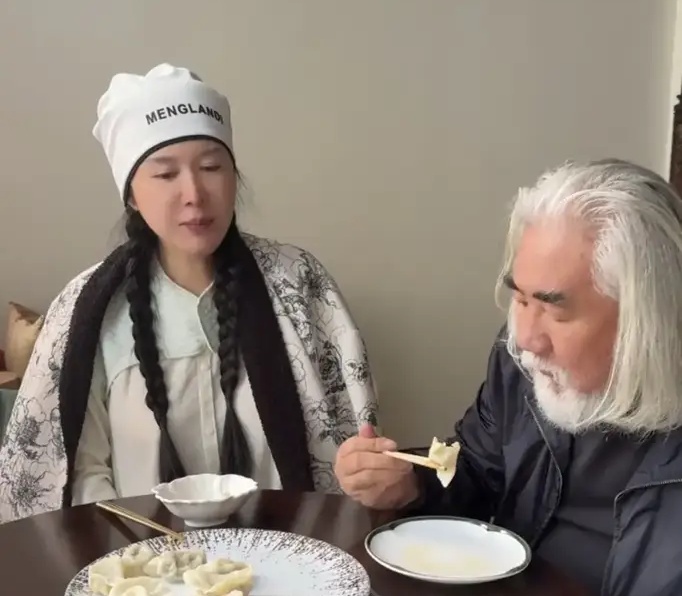 Trương Kỷ Trung chăm sóc vợ khi ở cữ.