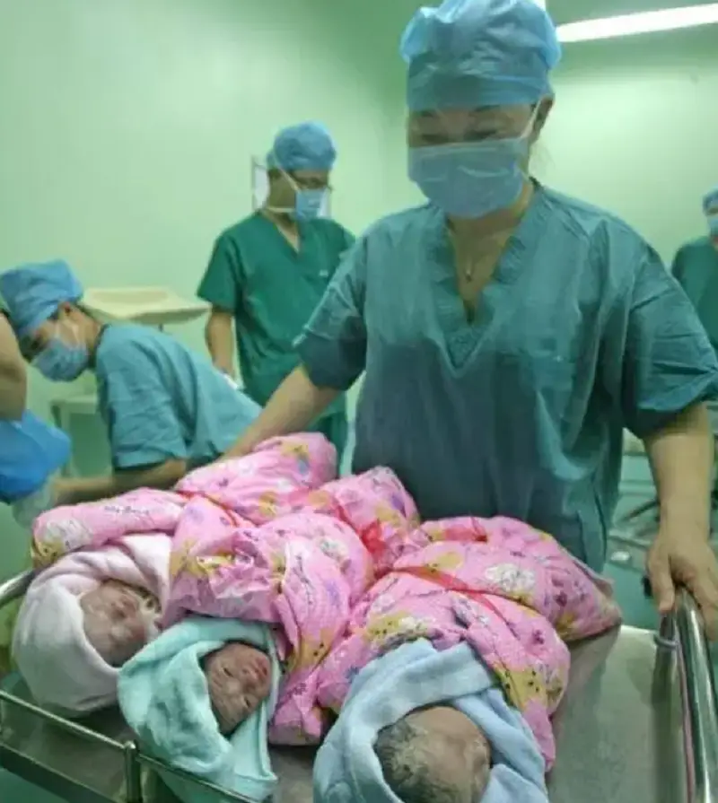 3 đứa trẻ chào đời trong niềm hạnh phúc của gia đình.