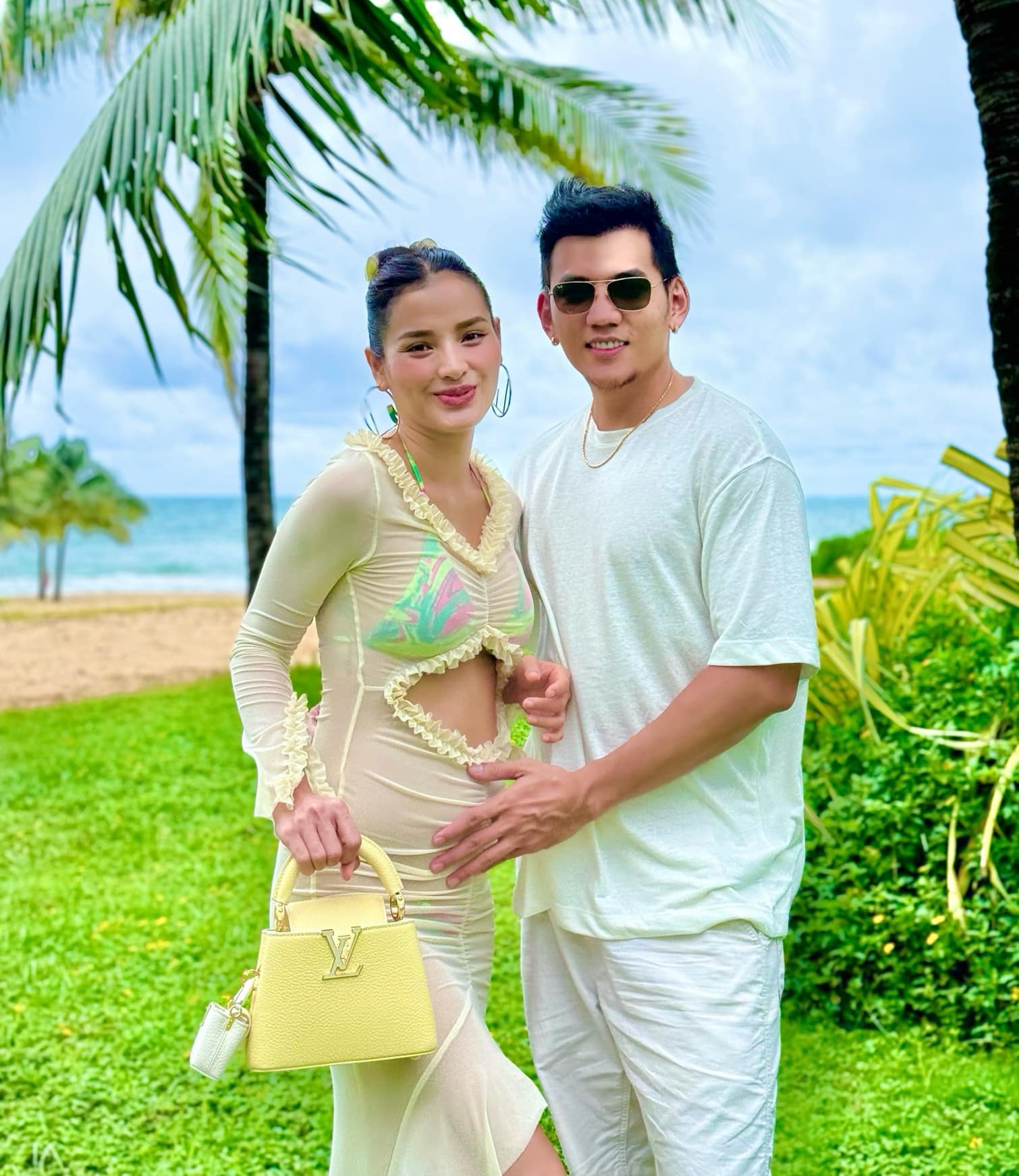 Phương Trinh Jolie rạng rỡ mang thai lần 3.