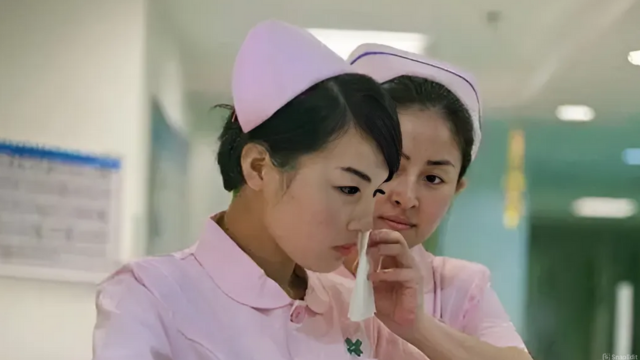 Y tá tỏ ra hối hận sau lời nói vô ý. (Ảnh minh họa)