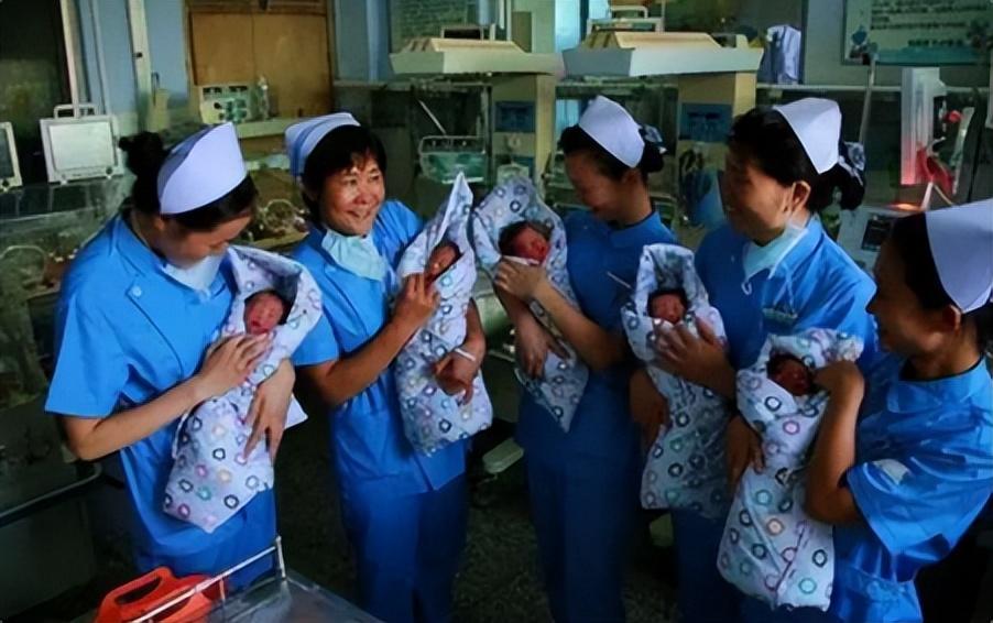 Cả bệnh viện đều vui mừng trước ca sinh 5 thành công của Sử Hữu Cầm.