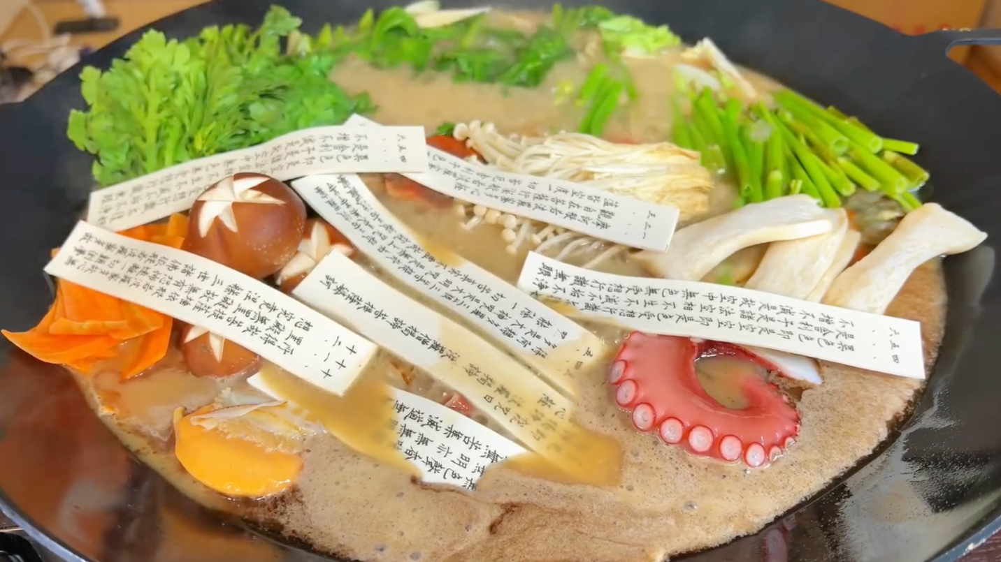 Món Mì kinh Phật được làm từ nguyên liệu chính từ than tre và bột caramen.