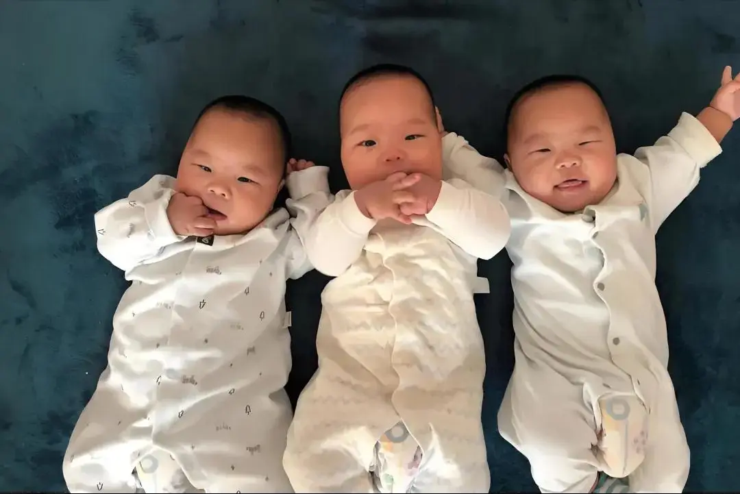 May mắn thay, dù sinh non, ba bé gái đều khỏe mạnh.