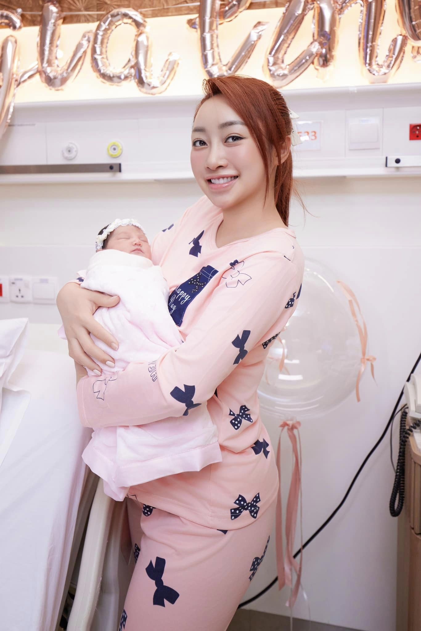 Lý Thùy Chang hạnh phúc ôm tiểu công chúa sau nhiều tháng mong chờ.