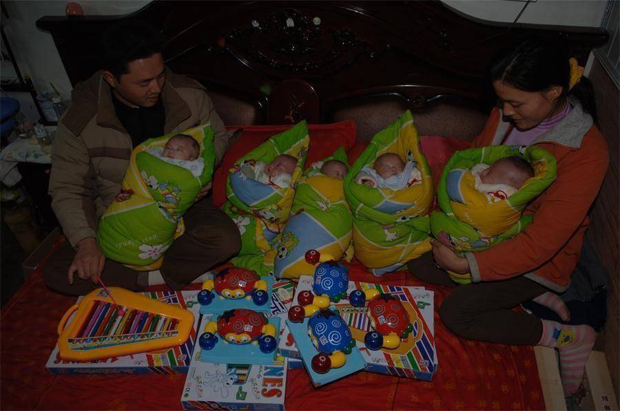 Gia đình nhỏ hạnh phúc bên 5 đứa con.
