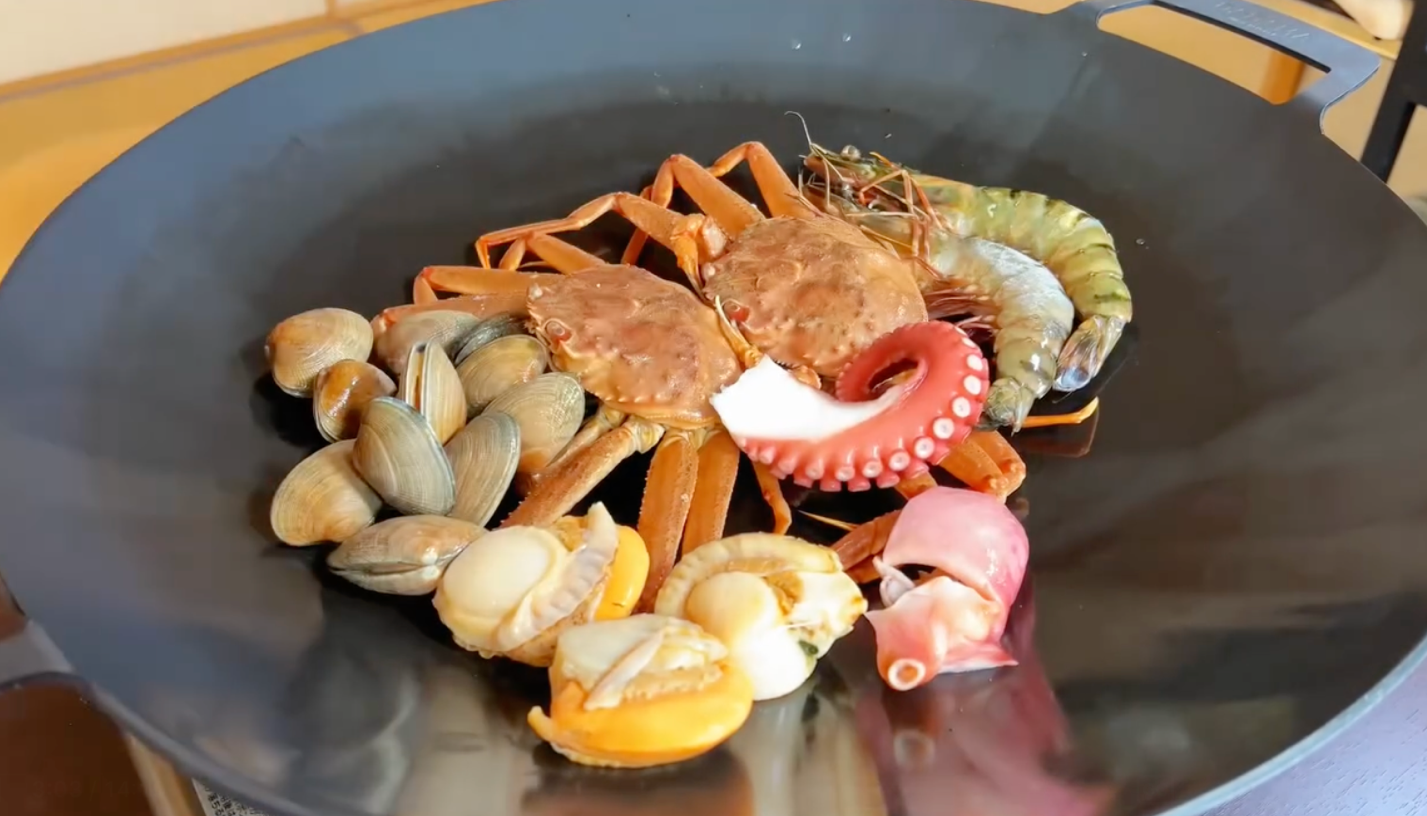 Nguyên liệu được Quỳnh Trần JP chuẩn bị cho món “Mì kinh Phật”.