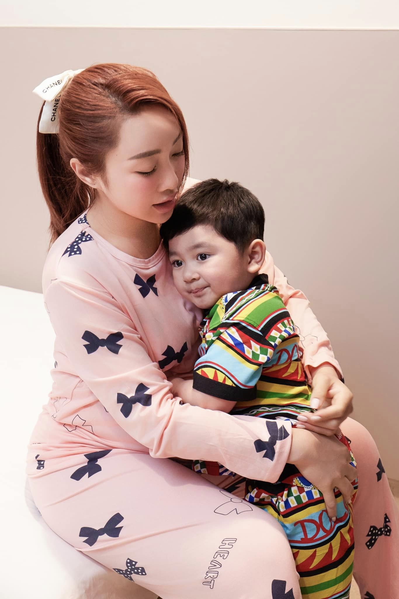 Lý Thùy Chang cùng con trai lớn Gia Khang.