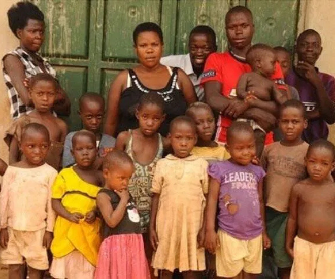 Mariam chụp hình cùng các con.