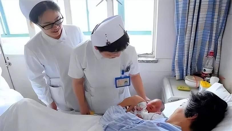 Đứa trẻ ra đời trong sự chào đón của cặp vợ chồng già.