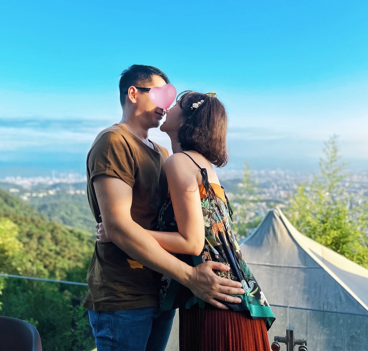 Thai kỳ hạnh phúc của Hương Giang.