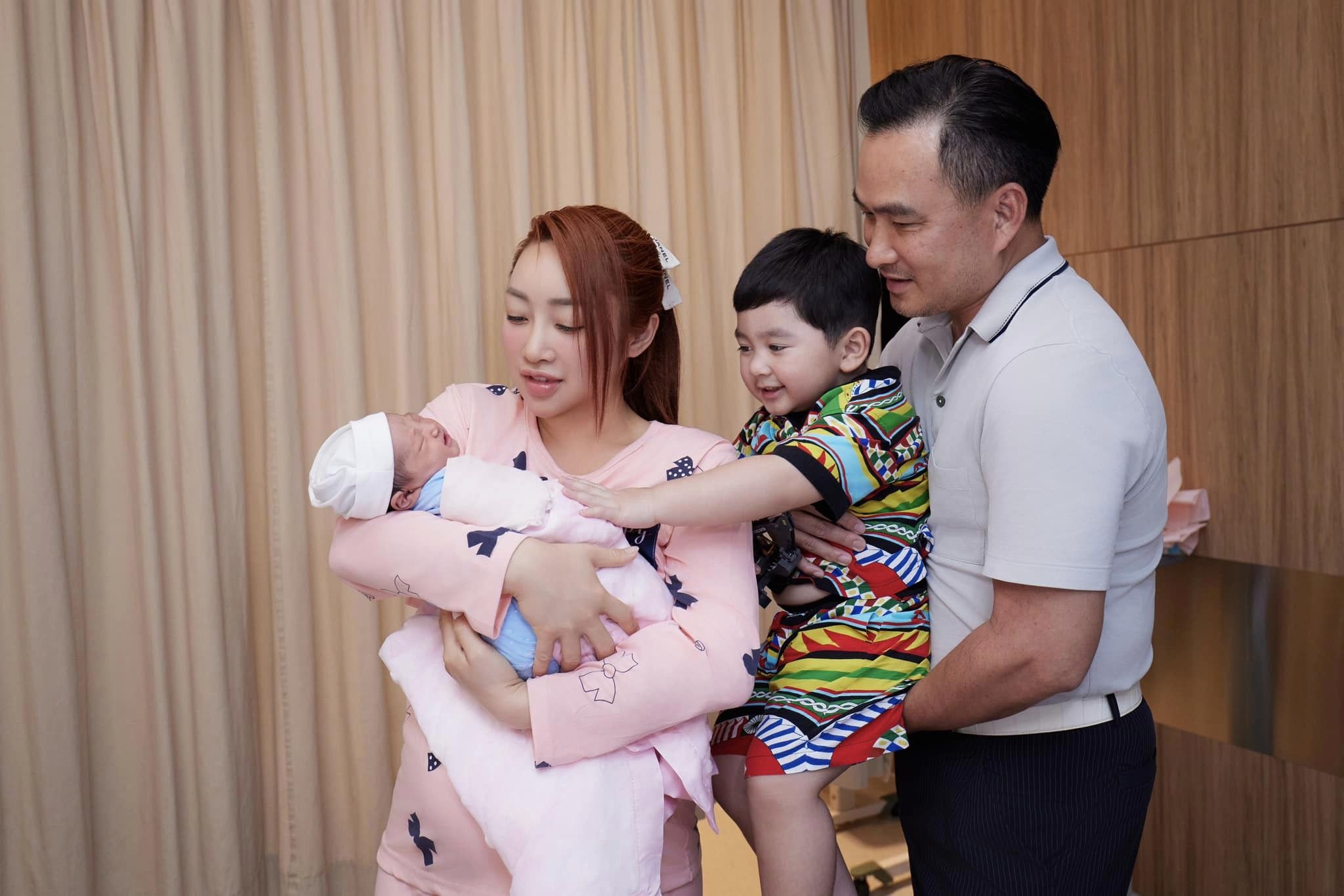 Gia đình nhỏ của Chi Bảo và vợ cùng 2 thiên thần.
