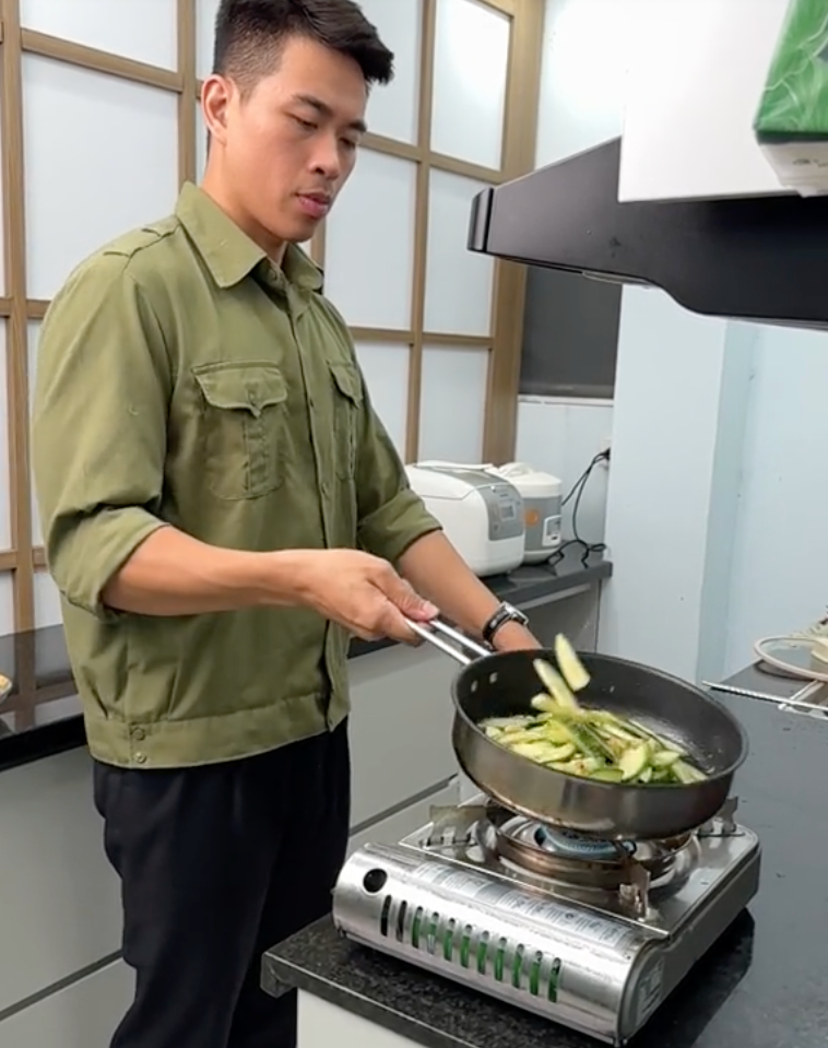 Lê Anh Nuôi vào bếp chuẩn bị mâm cơm ở cữ cho vợ.