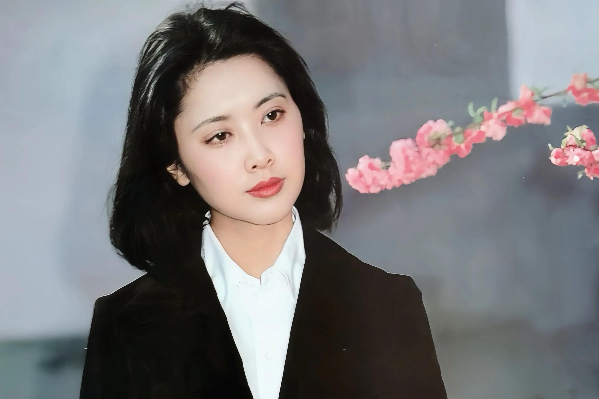 Hiện tại, bà sống hạnh phúc bên người chồng thứ 2.