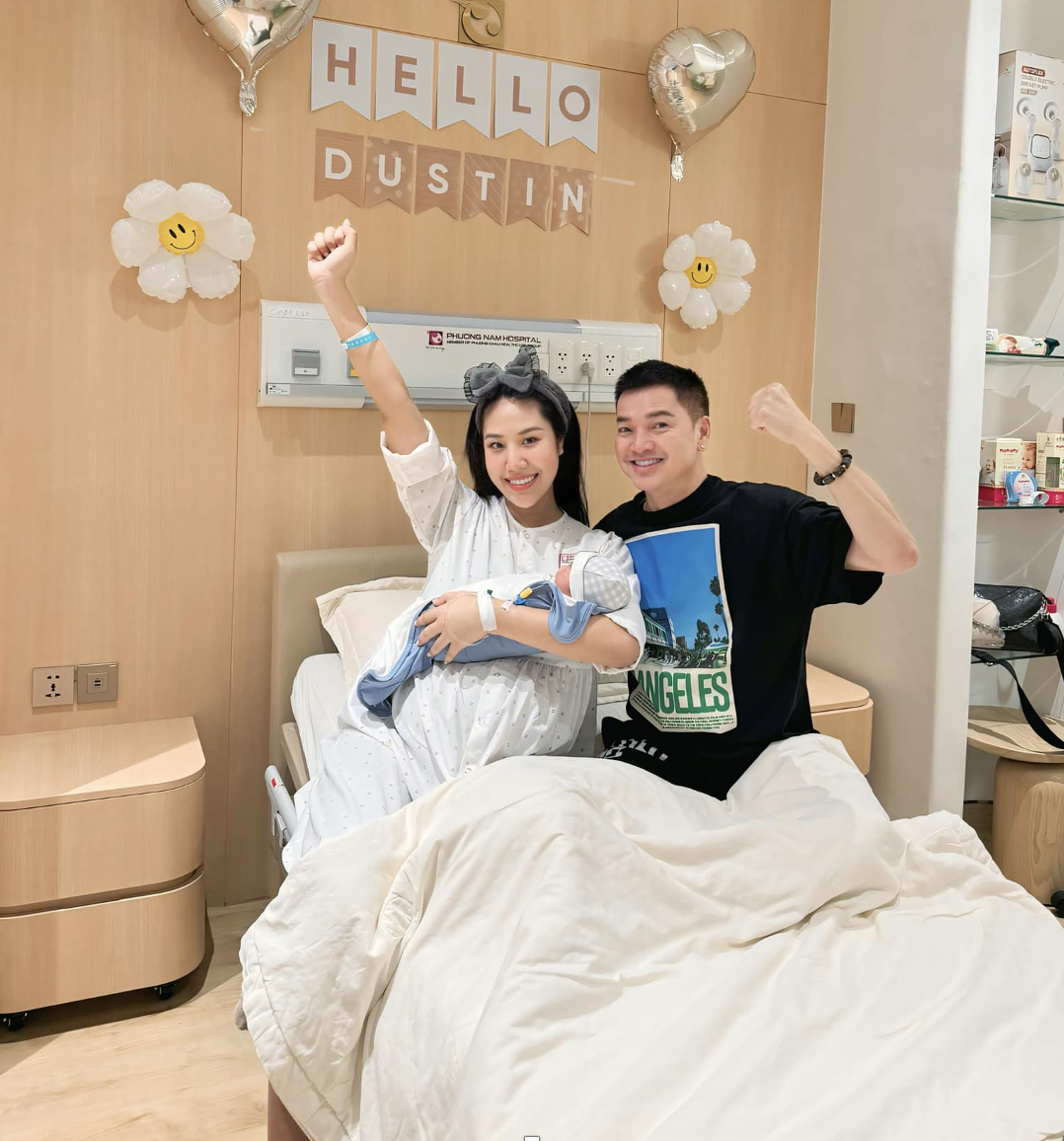 Quang Minh hạnh phúc khi làm cha ở tuổi 64.