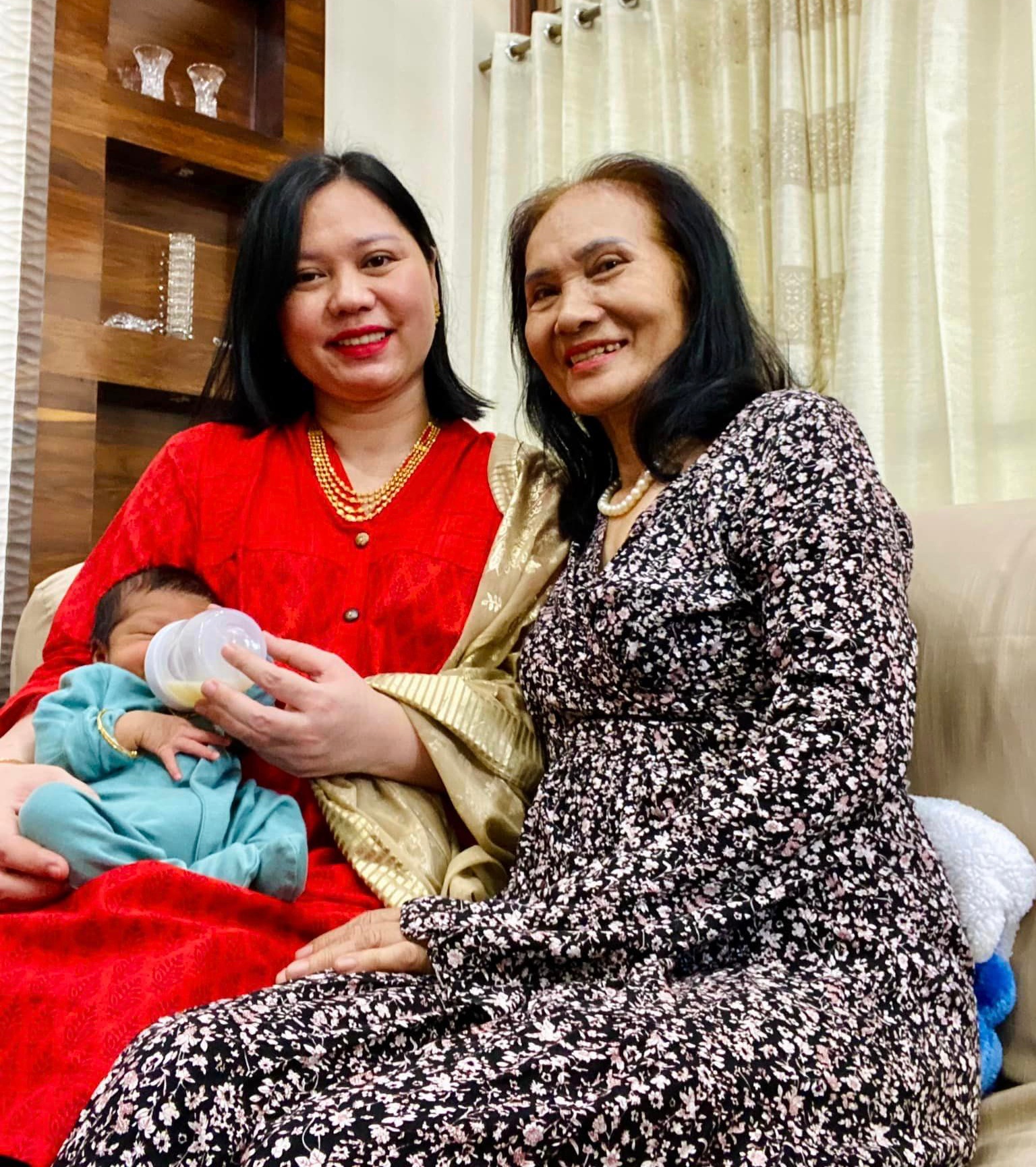 Mẹ chồng và mẹ ruột vui mừng khi cháu trai chào đời khoẻ mạnh.