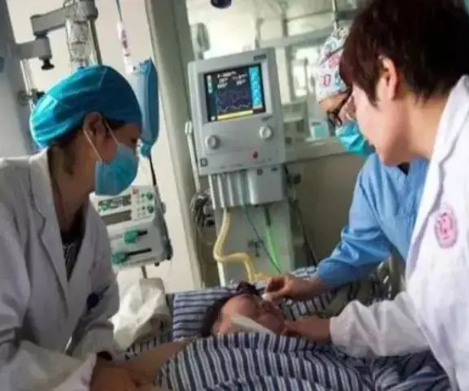 Các bác sĩ lập tức lên phươnng án cấp cứu cho sản phụ.