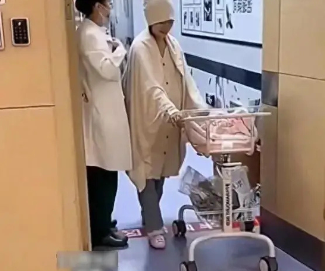 Sản phụ vừa vượt cạn xong đã tự đẩy xe nôi ra khỏi phòng sinh.