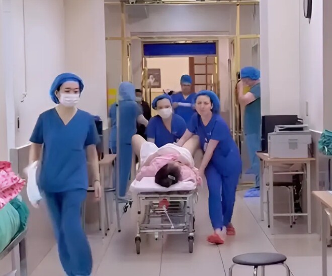 Đội ngũ y bác sĩ khẩn trương cấp cứu sản phụ.