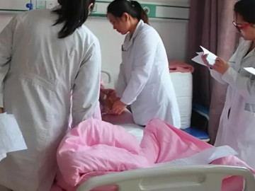 Vợ lần đầu đi đẻ, bác sĩ nói 1 câu khiến chồng nghi ngờ không phải con ruột mình