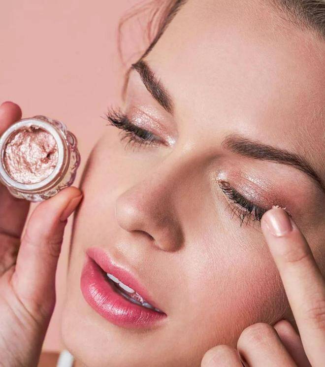 Trang điểm dạng bột dễ khiến da bị lộ khuyết điểm khô, mốc.