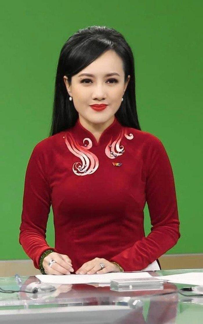 Hoài Anh sở hữu rất nhiều tà áo dài truyền thống để đi làm, lên hình hay khi tham dự sự kiện quan trọng.