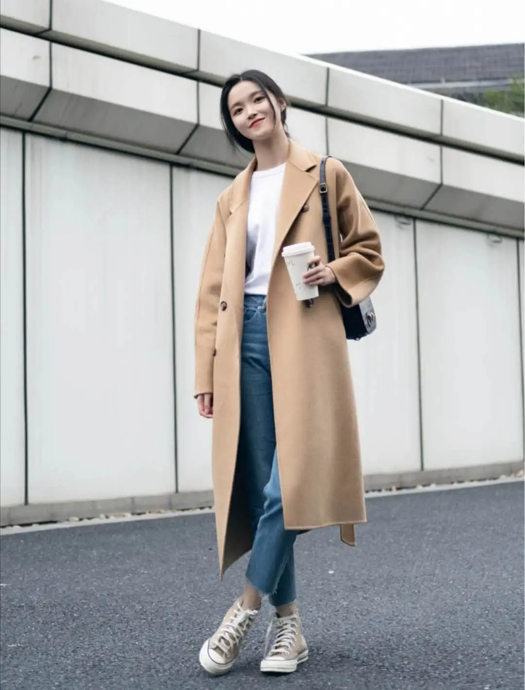 Áo khoác trench coat thường có gam màu khá đơn giản như nâu, be, chị em phối cùng áo sáng màu như màu trắng trông sáng sủa, sạch sẽ.