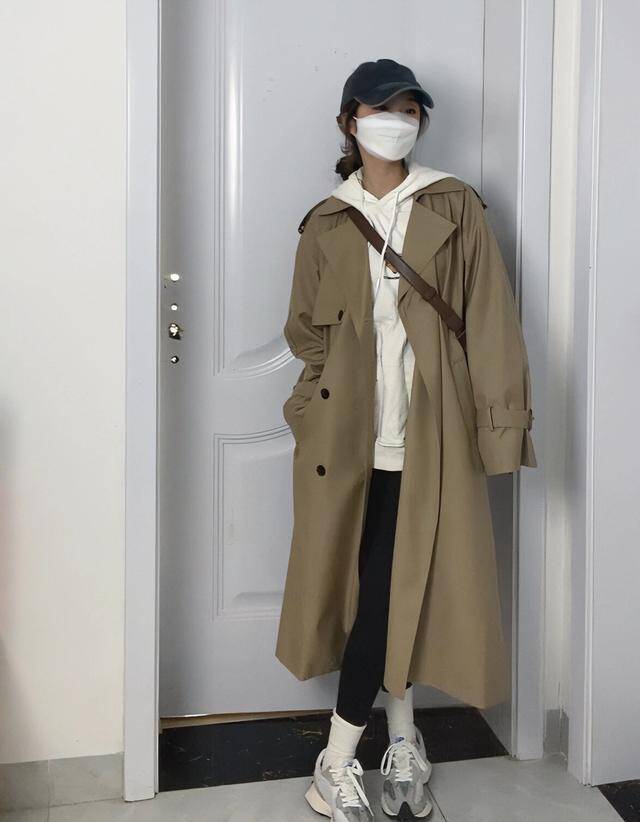 Áo nỉ với áo khoác trench coat là 2 items giản dị, cơ bản phối cùng nhau không hề nhạt nhòa mà lại rất có phong cách.