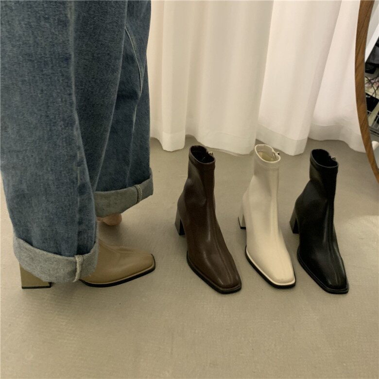 Các chị em cũng có thể sắm một đôi ankle boots với phần cổ giày ôm sát cổ chân và gót cao cỡ 5 phân. Chúng rất đơn giản và dễ kết hợp, có thể diện đi làm hàng ngày.