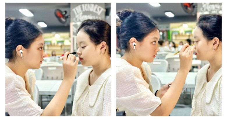 Cô bé còn biết make up từ sớm và rất tỉ mỉ, thành thục gần như một chuyên viên trang điểm chuyên nghiệp.